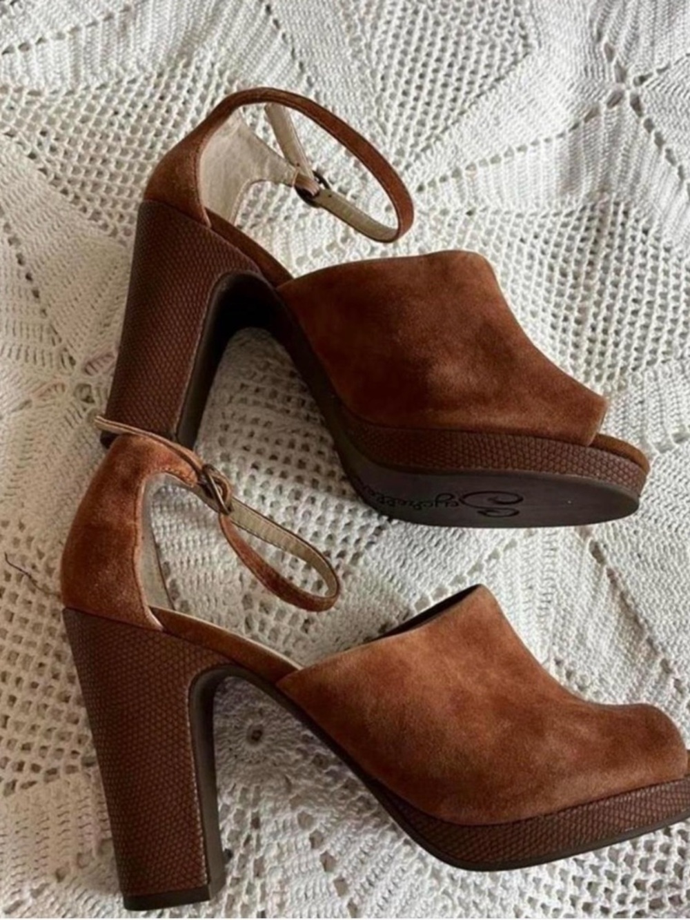 Seychelles Cognac Suede
Platform Heels 7.5 Chunky Block Heel Minimal Sandals